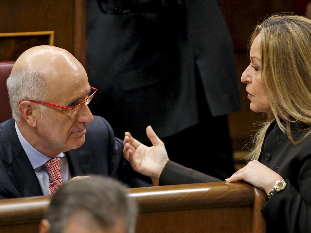 Josep Antoni Duran i Lleida, portavoz de CiU, charla en el Congreso con la ministra de Sanidad.