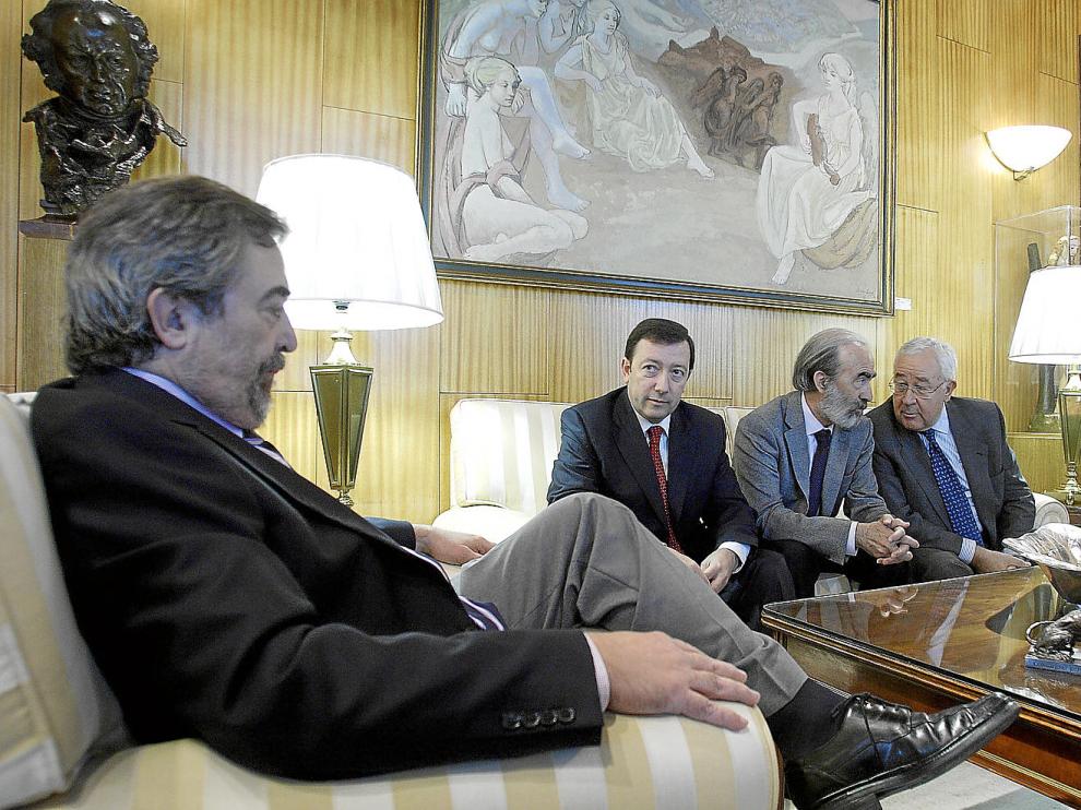 Belloch, el pasado octubre, junto a los alcaldes de Jaca y Huesca y el vicepresidente Biel