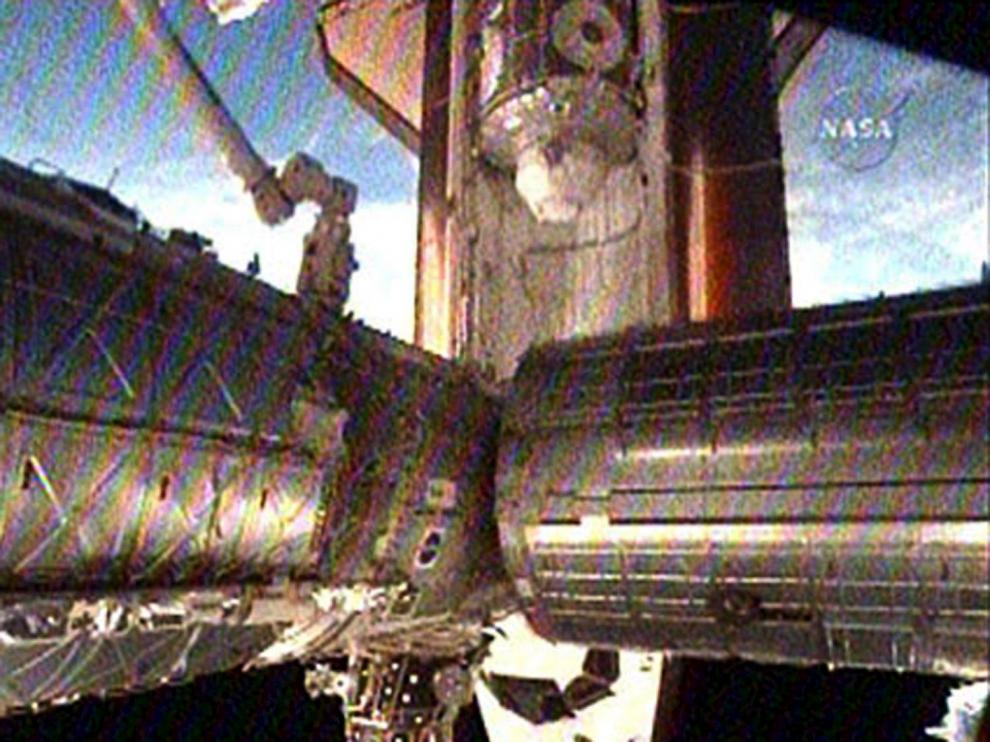 Fotografía facilitada por la NASA en el momento del acoplamiento