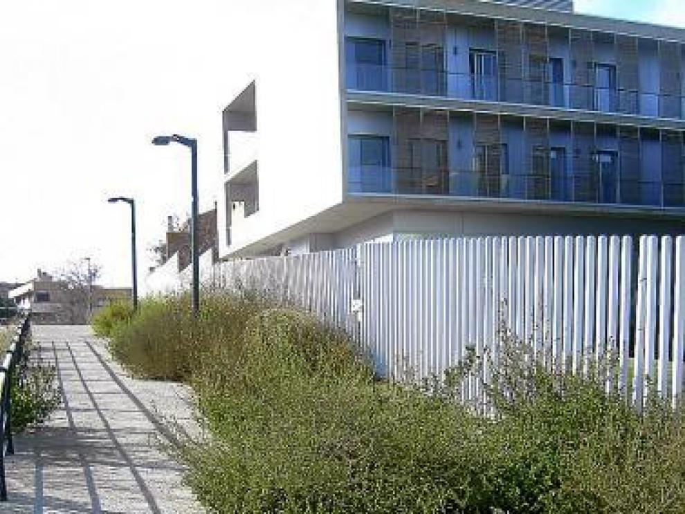 Rampa con grietas, junto a la residencia Elías Martínez