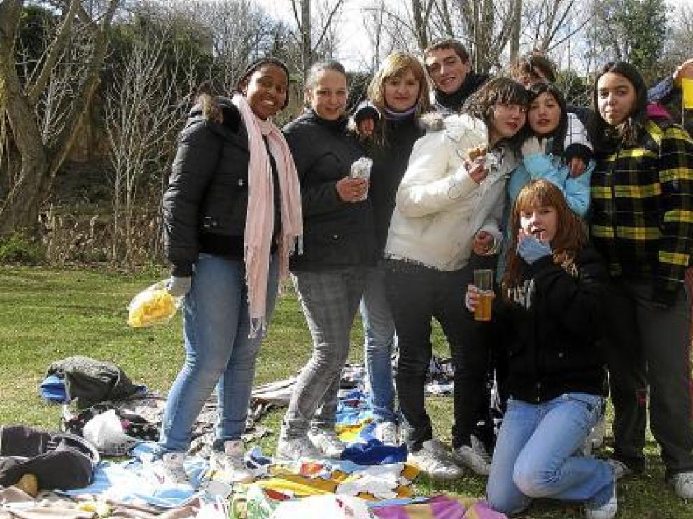 Los jóvenes alcañizanos optaron por pasar el día del 'Choricer' en la ribera del río Guadalope
