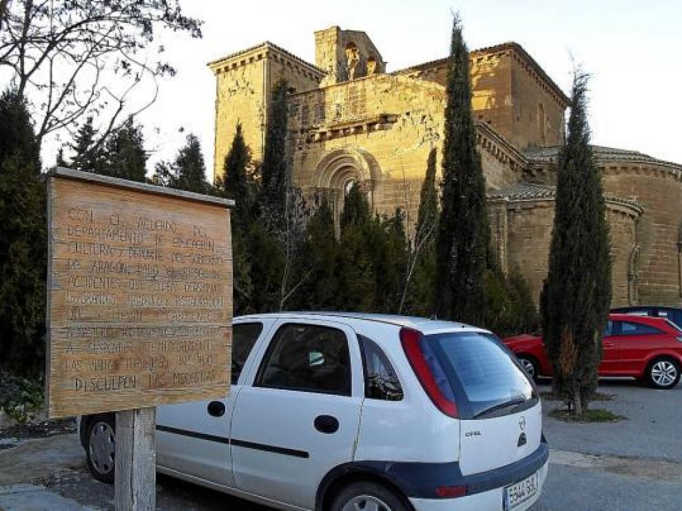El cartel situado en el exterior achaca el cierre al riesgo por las obras, aunque ahora no hay trabajos