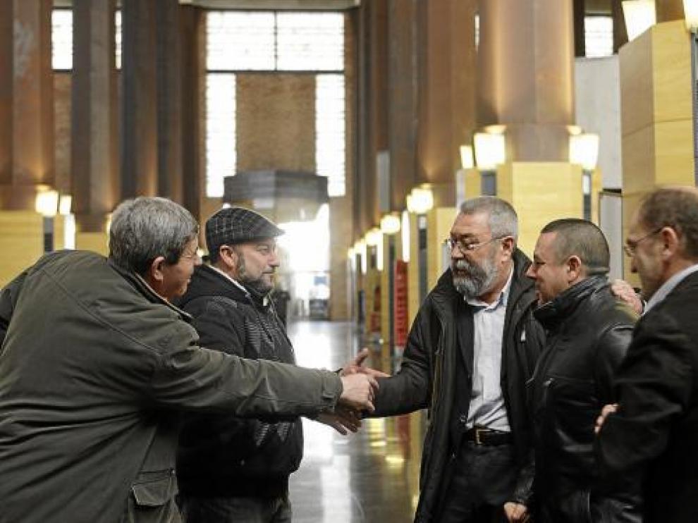 El secretario general de UGT, Cándido Méndez, saluda a algunos delegados al llegar al Auditorio