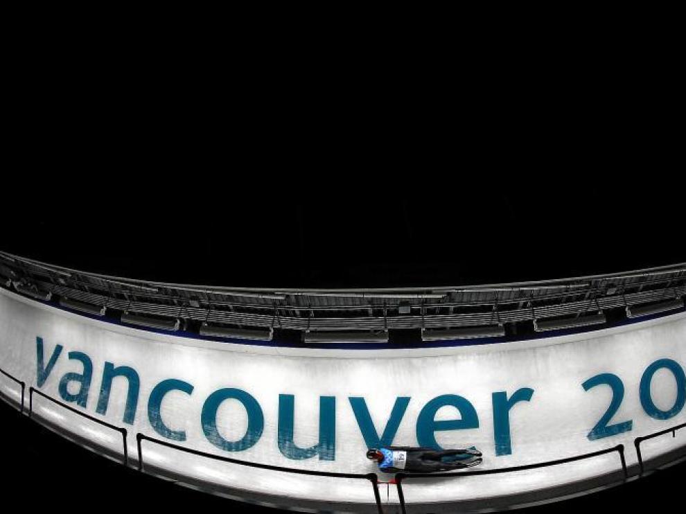 El alemán Felix Loch realiza entrenamientos de luge, en la localidad canadiense de Whistler
