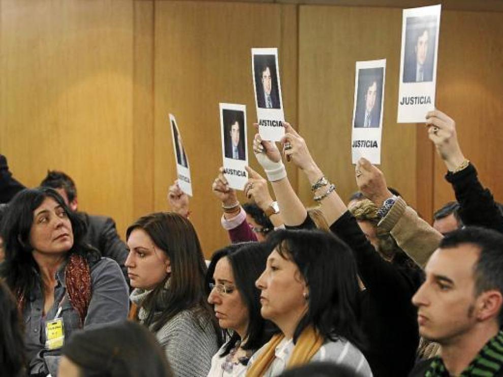 Familiares de José María Félix exhiben fotografías exigiendo que se celebre un juicio