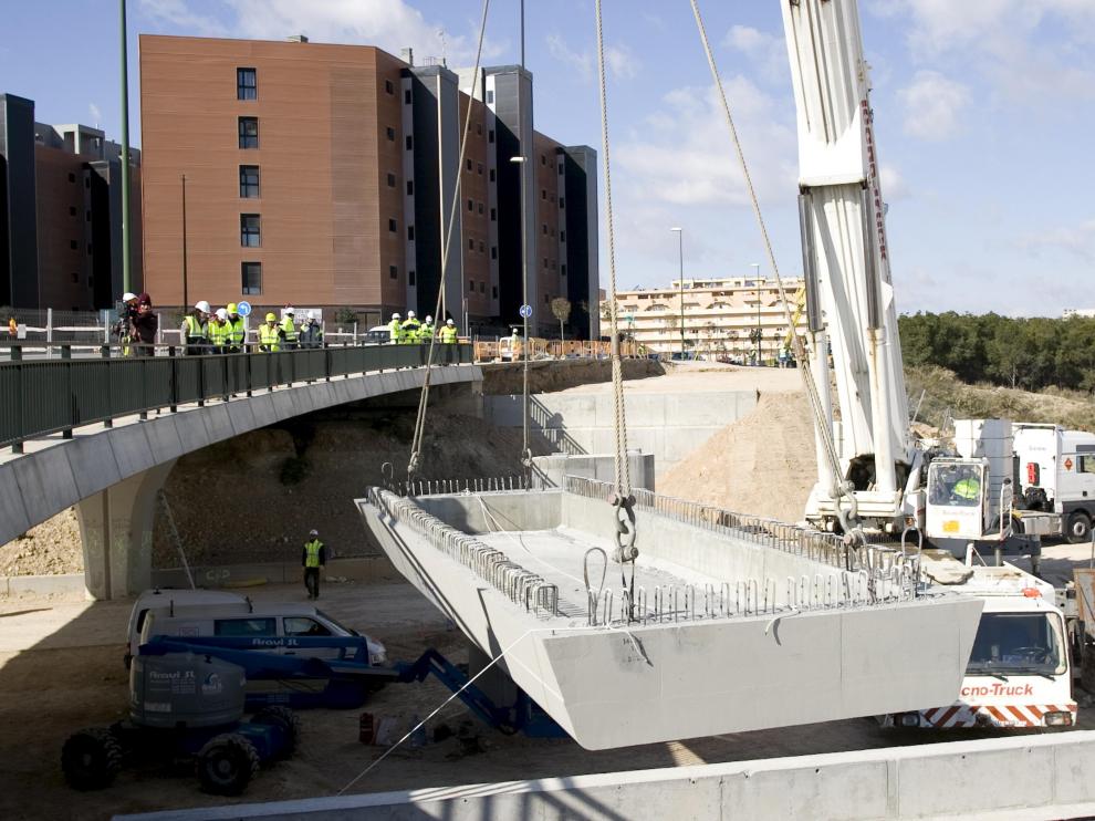 Una grúa de 400 toneladas coloca una viga de 70 en el puente de Valdespartera