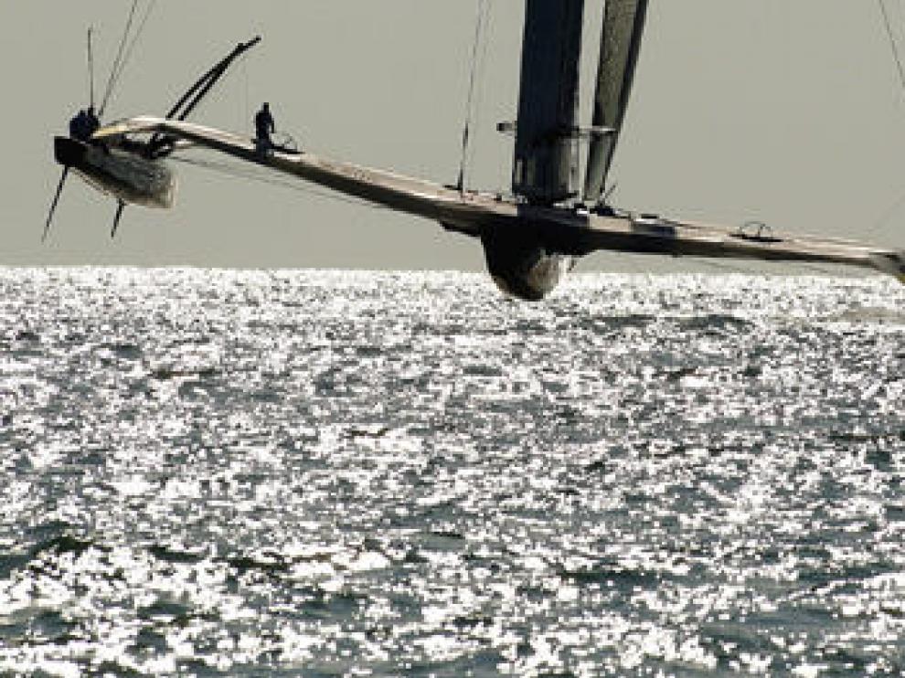 El trimarán de Oracle vuela sobre el mar de Valencia