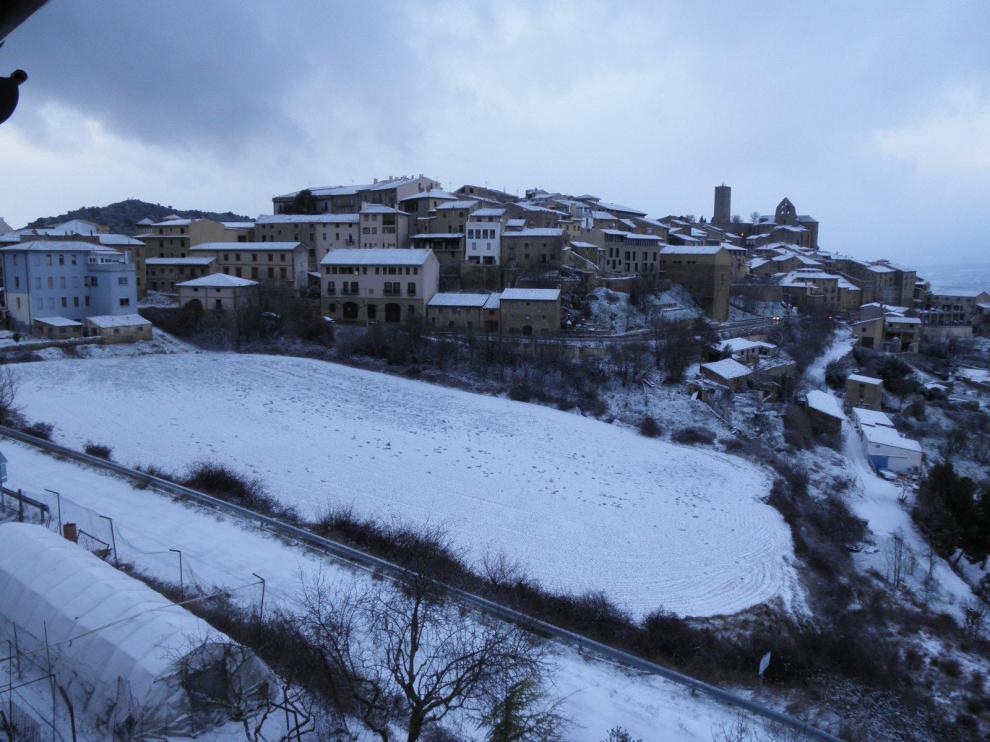 Mamen Ripalda Rovira enviaba esta foto ayer mostrando el aspecto de Sos del Rey Católico tras la nevada
