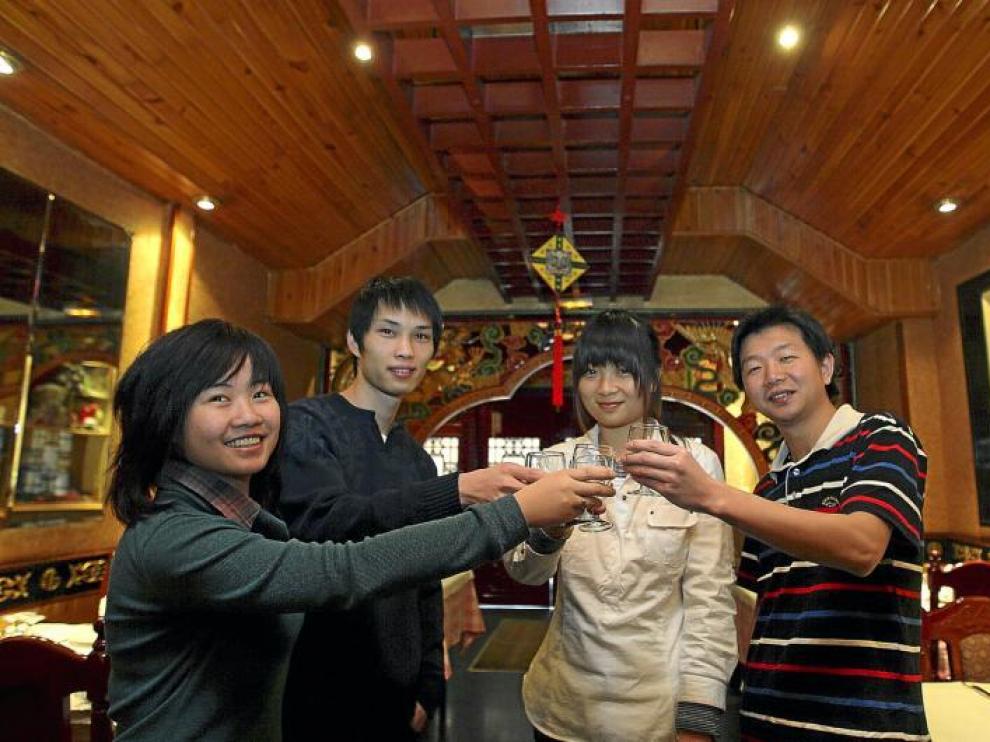 Xiaoxiang Chen, Zhengke Chen, Huiyu Zhang y Yuke Xu brindan por el nuevo año