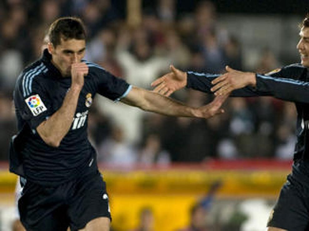 Cristiano Ronaldo (dcha.) celebra con Arbeloa uno de los goles del Madrid