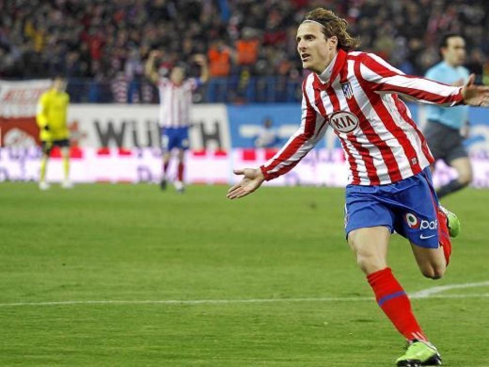 Forlán celebra el gol que abrió el marcador.
