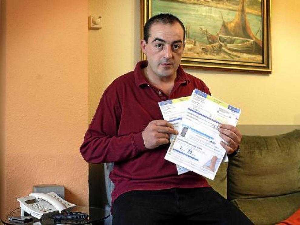 Ignacio Ripol enseña las facturas que le llegaron con sus mensajes premium.