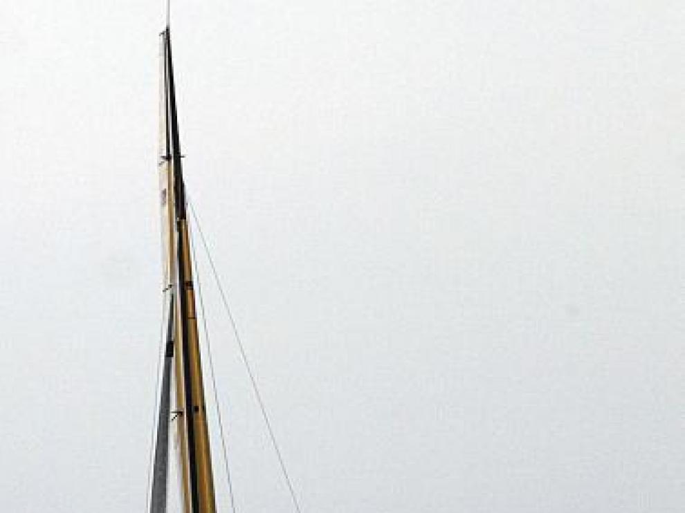 El Oracle, izquierda, y el Alinghi en la jornada de ayer.
