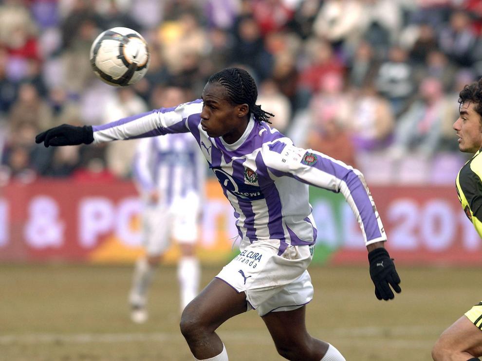El delantero del Valladolid Contreiras conduce el balón ante la mirada de Contini