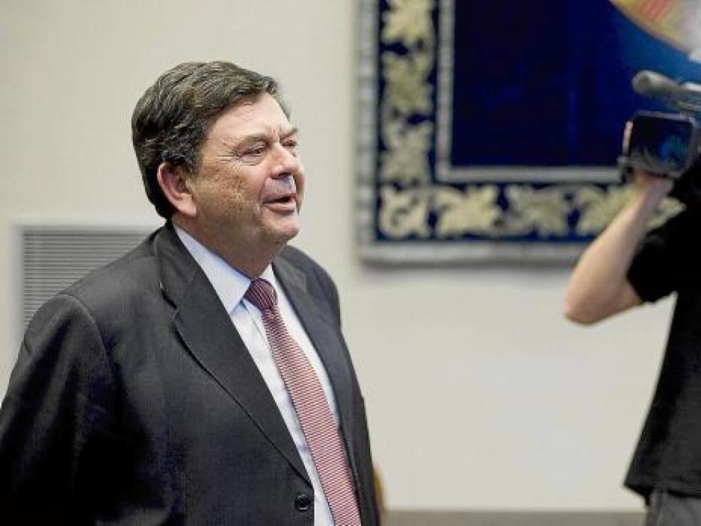 El rector, Manuel López, ayer en la sala Pilar Sinués del Paraninfo.