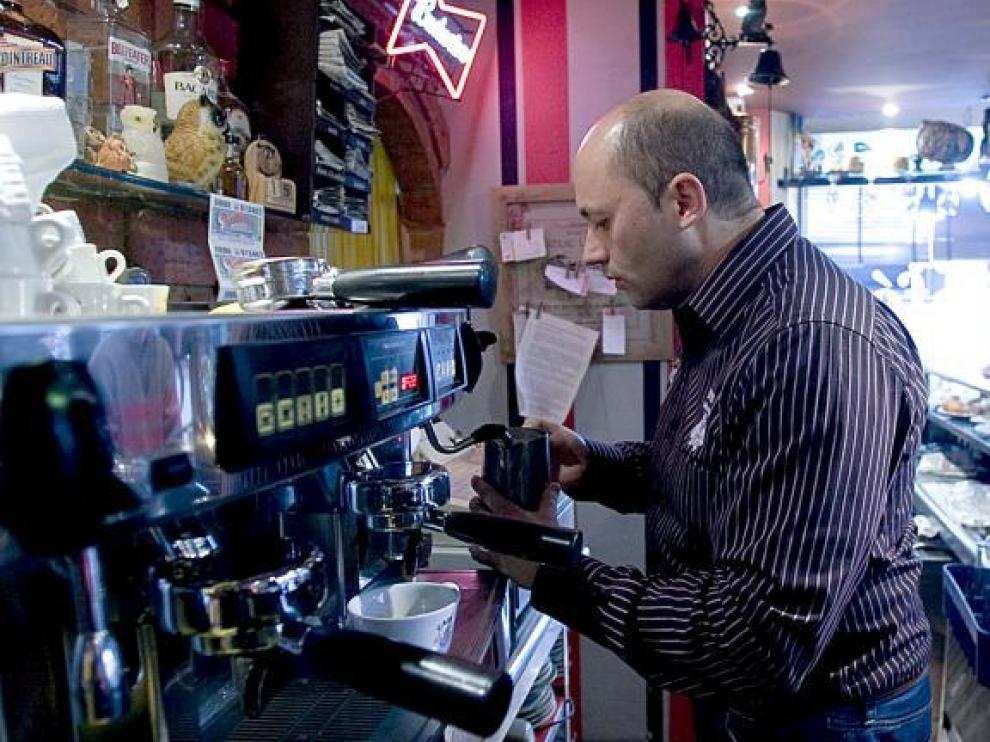 Víctor Manuel, ayer, sirviendo un café. Uno de los cientos que pone cada día y que le han valido de entrenamiento para competir.
