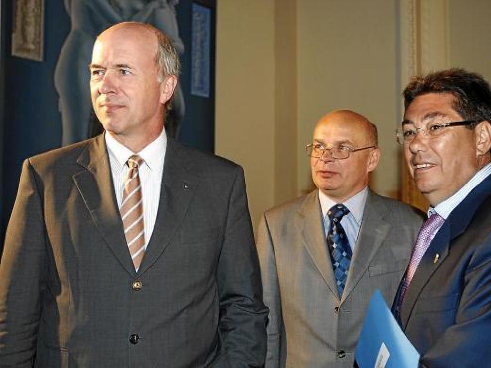 Forster (izda.) con Rytwinski, director general de la planta de Figueruelas, y Aliaga, en 2008.