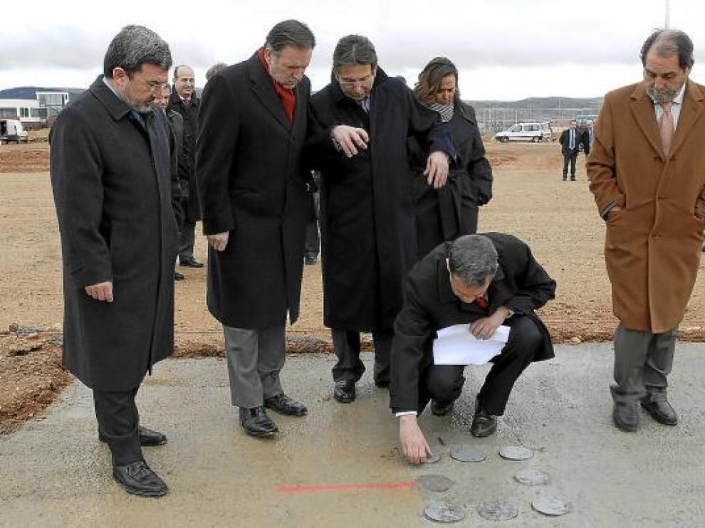 Arturo Sendín, al lado de Marcelino Iglesias, en la colocación de la primera piedra de la planta.
