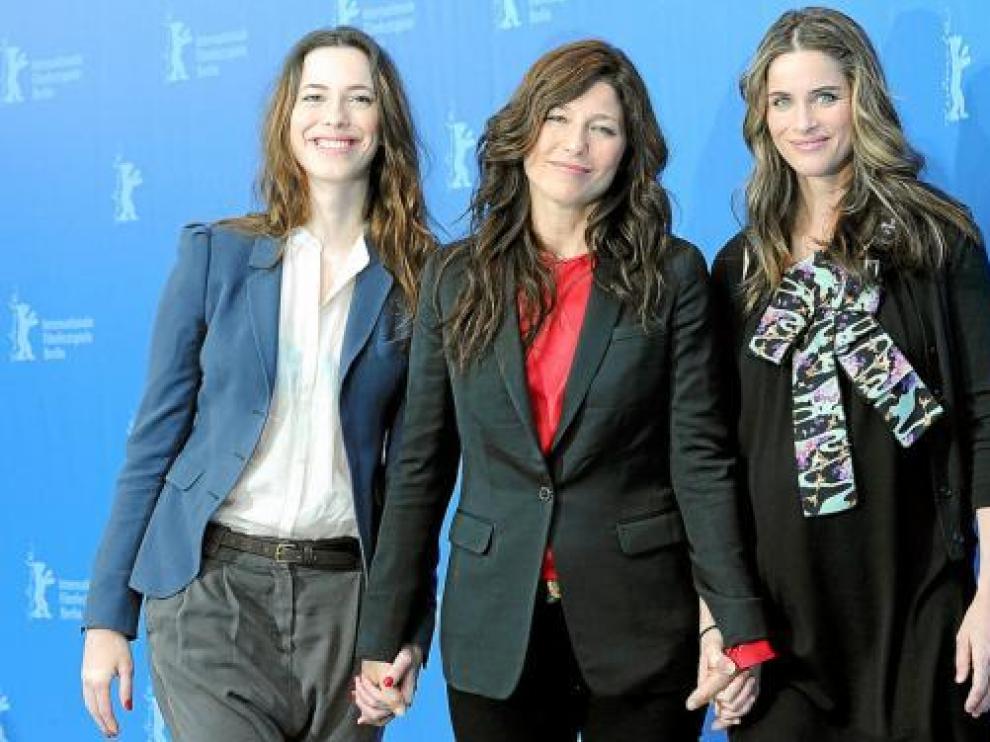 Rebecca Hall, Catherine Keener y Amanda Peet, protagonistas de 'Please Give', ayer, en Berlín.