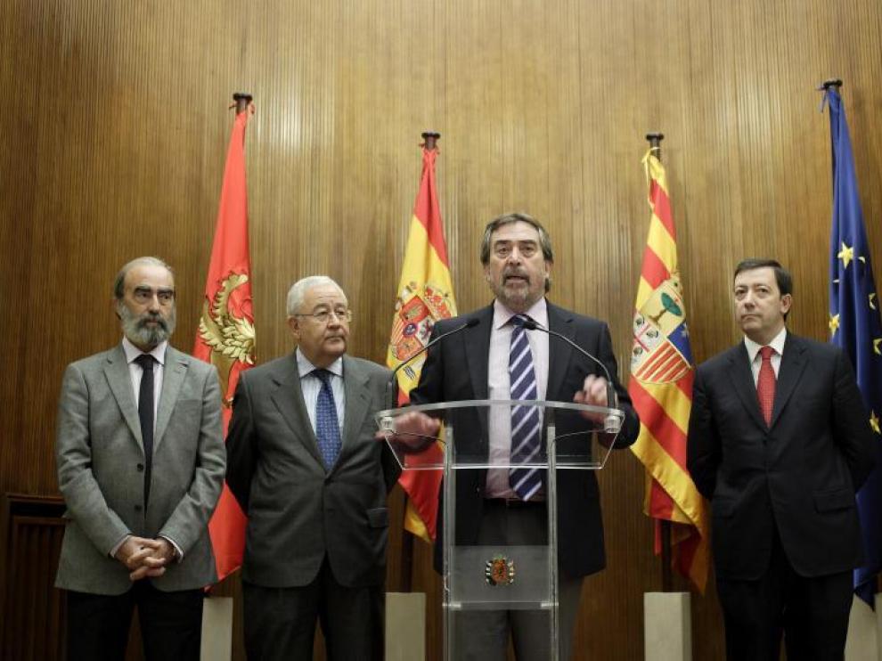 Belloch, en octubre, junto al vicepresidente Biel y los alcaldes de Huesca (izquierda) y Jaca (derecha).