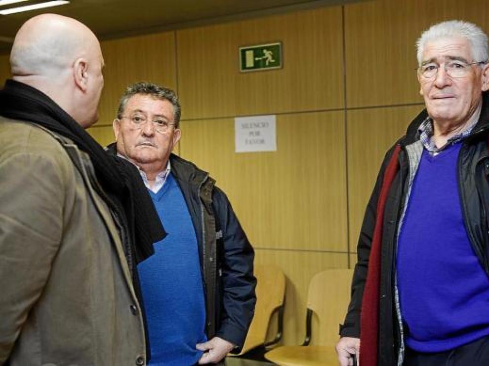 Manolo Villanova y Pedro Herrera, junto a un aficionado, ayer, en el Juzgado.