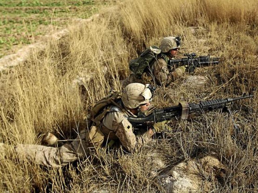 Marines estadounidenses patrullan en el noreste de Marjah, ayer.