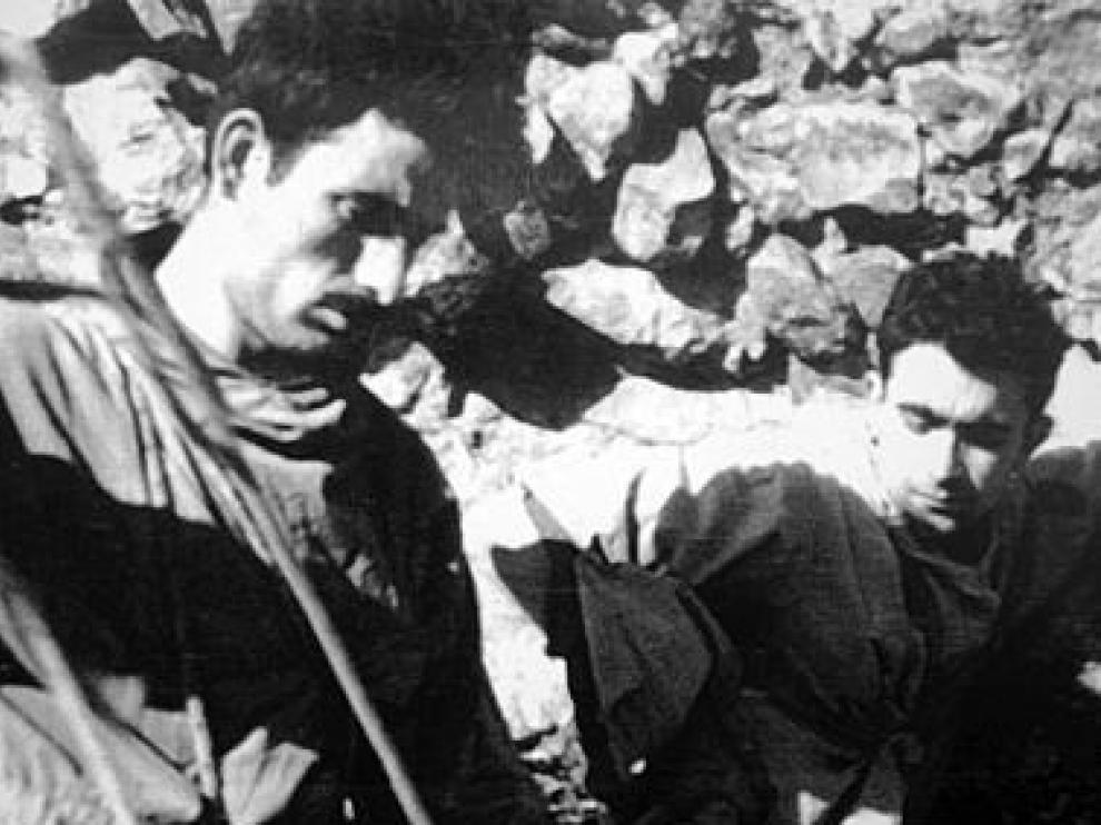 Rabadá y Navarro, preparándose para escalar el espolón del mallo Firé, el 11 de septiembre de 1962