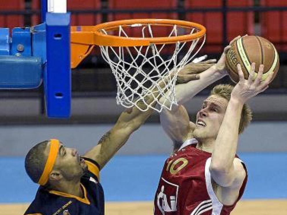 David Barlow trata de anotar ante Gerald Fitch.