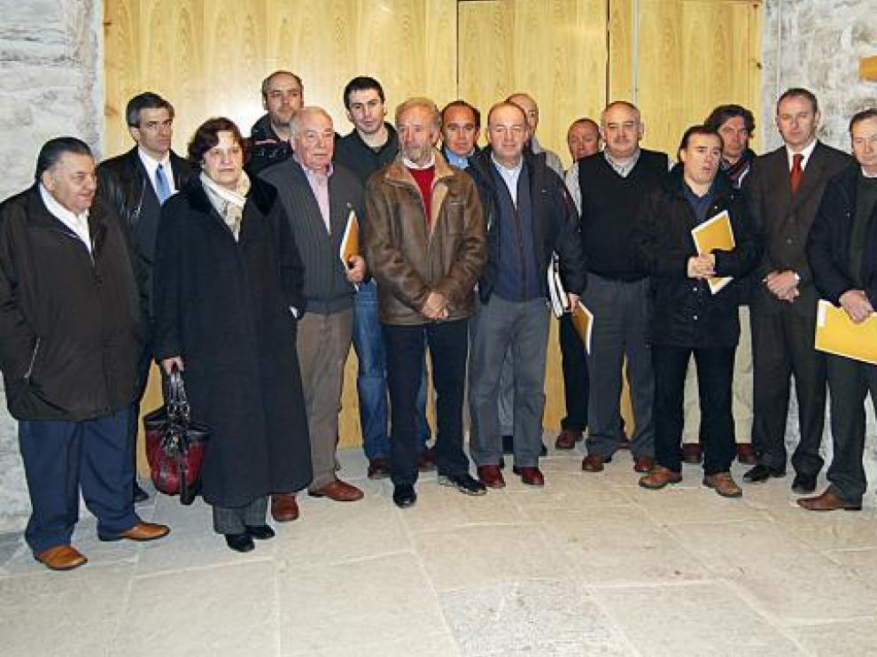 Todos los miembros de la ATVA tras la presentación del proyecto de unión de Astún y Candanchú.