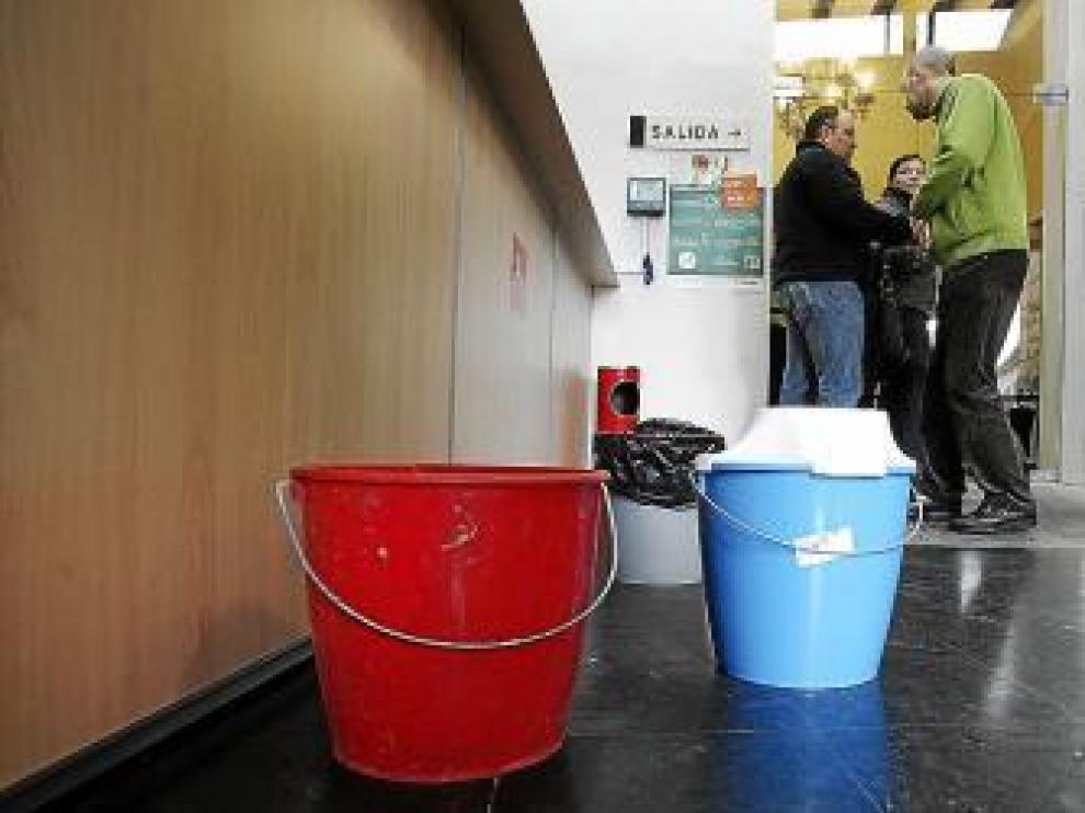 El hall del Ayuntamiento se llenó de cubos para recoger el agua.