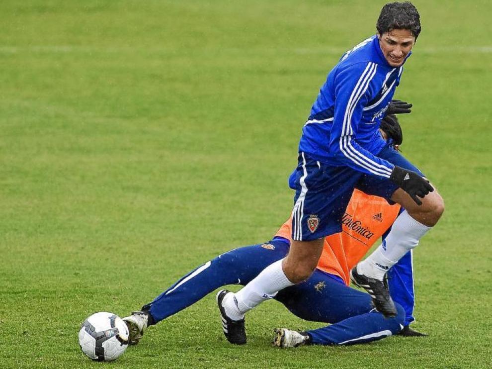 Edmilson pelea un balón durante el entrenamiento del pasado miércoles.