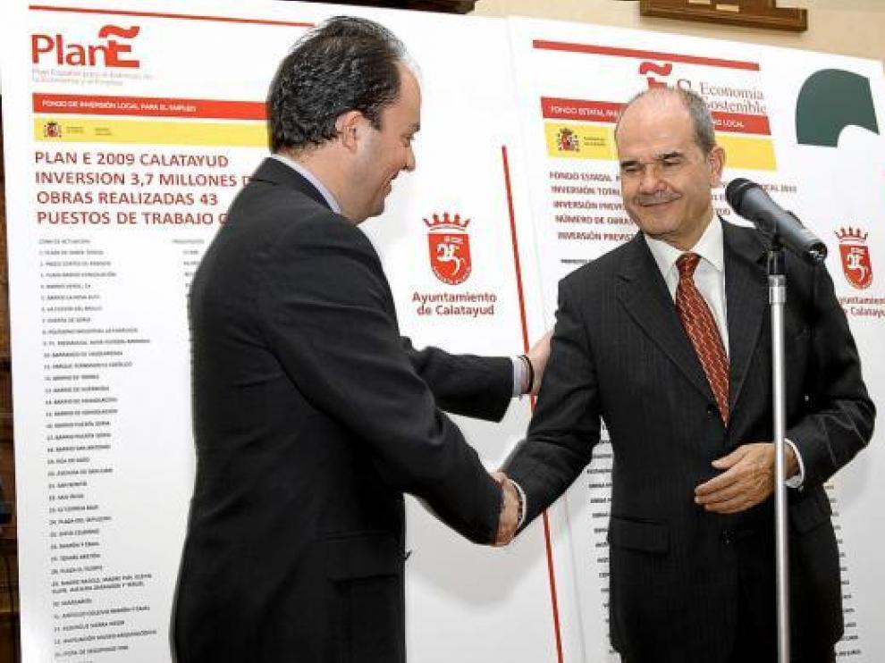 El alcalde, Víctor Ruiz (izda.), da la mano al ministro Manuel Chaves, ayer, en Calatayud.