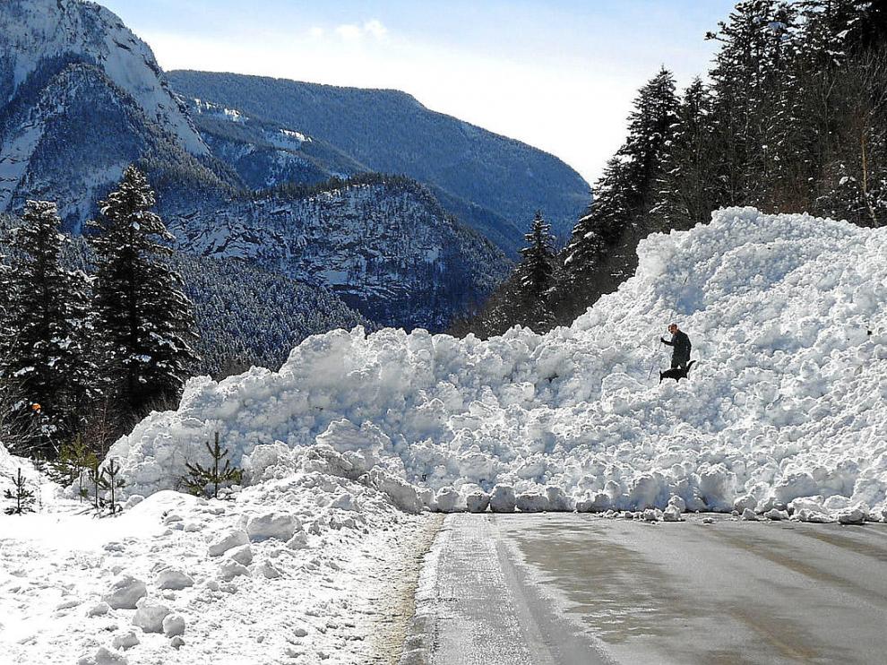 Unas 160 personas aisladas en dos hoteles de Benasque tras un gran alud en la A-139