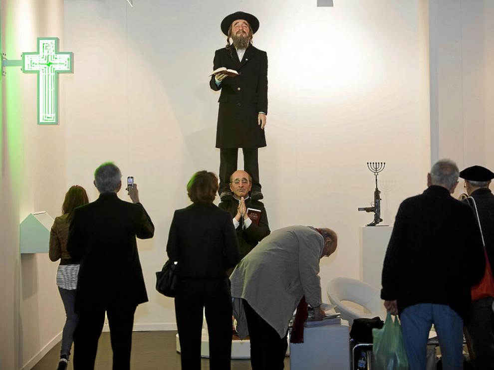 'Starway to heaven'. El fotógrafo aragonés Jorge Fuembuena retrata al público frente a la polémica escultura de Eugenio Merino