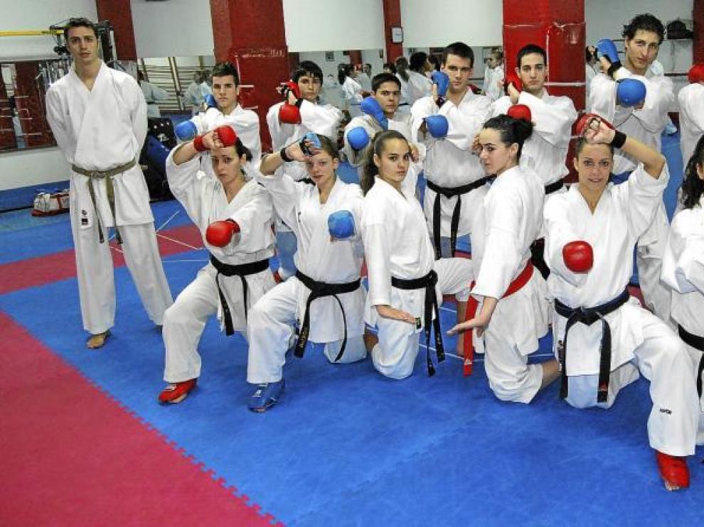 Los representantes de la selección aragonesa, con el técnico Santiago Velilla (izquierda), que compiten mañana en el Príncipe Felipe