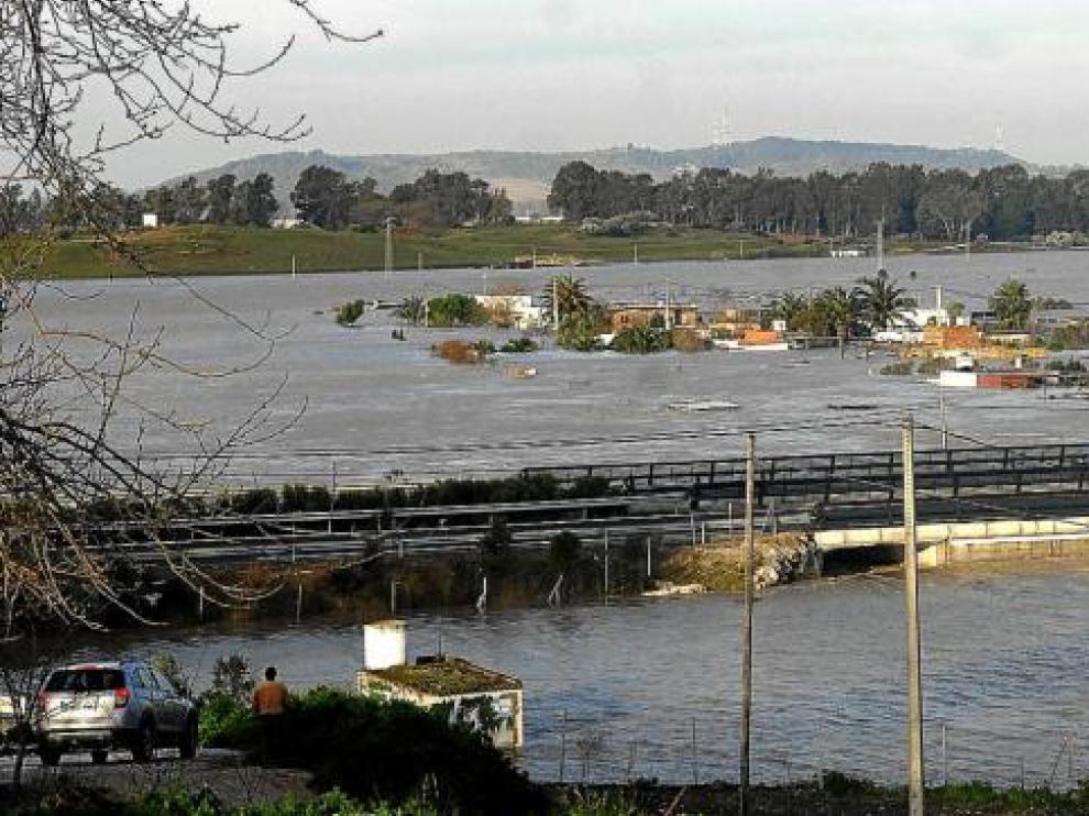 Al fondo aparece la barriada rural de Las Pachechas, en Jerez, completamente inundada por el río Guadalete