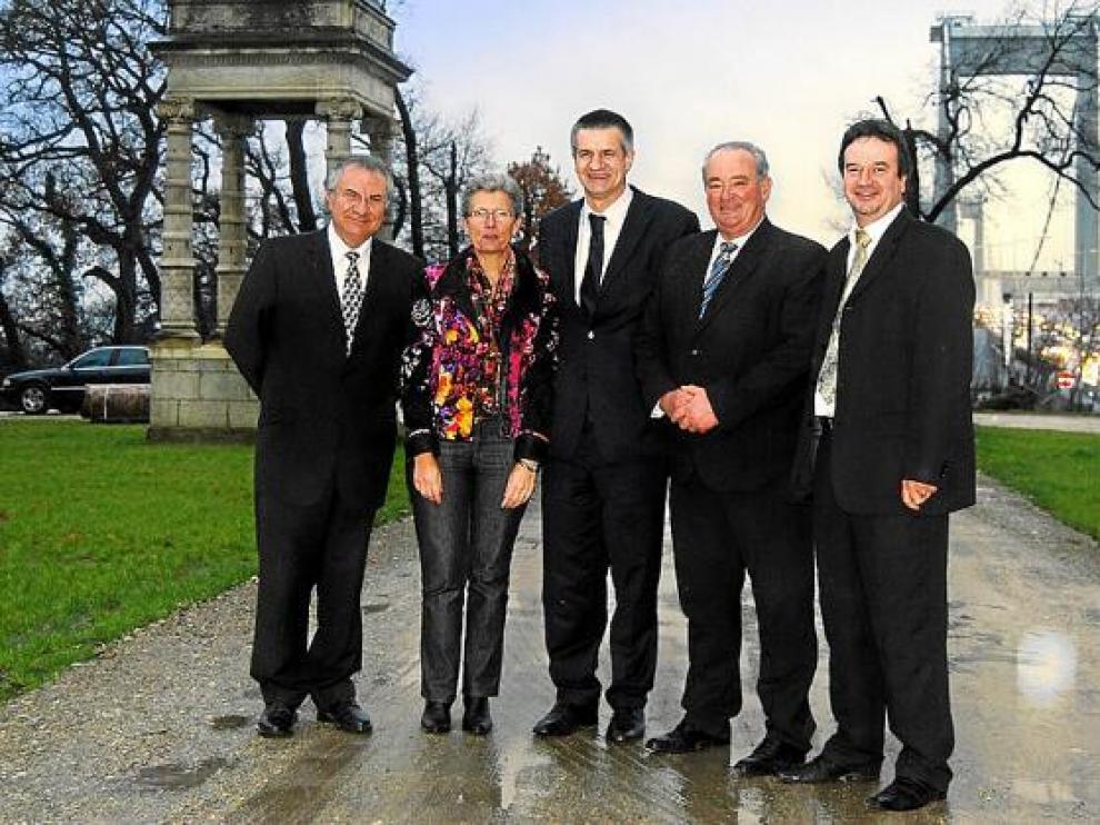 En el centro de la imagen, Jean Lassalle, con otros miembros de la candidatura de Forces Aquitanie