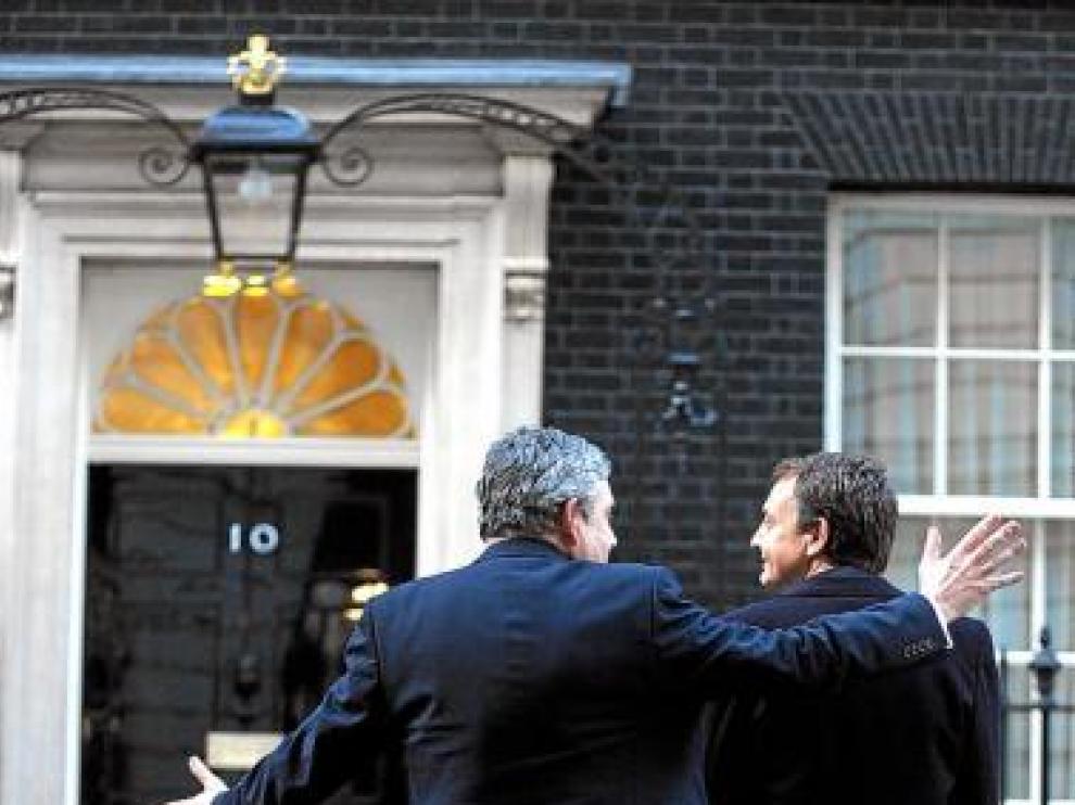Brown y Zapatero, frente al número 10 de Downing St