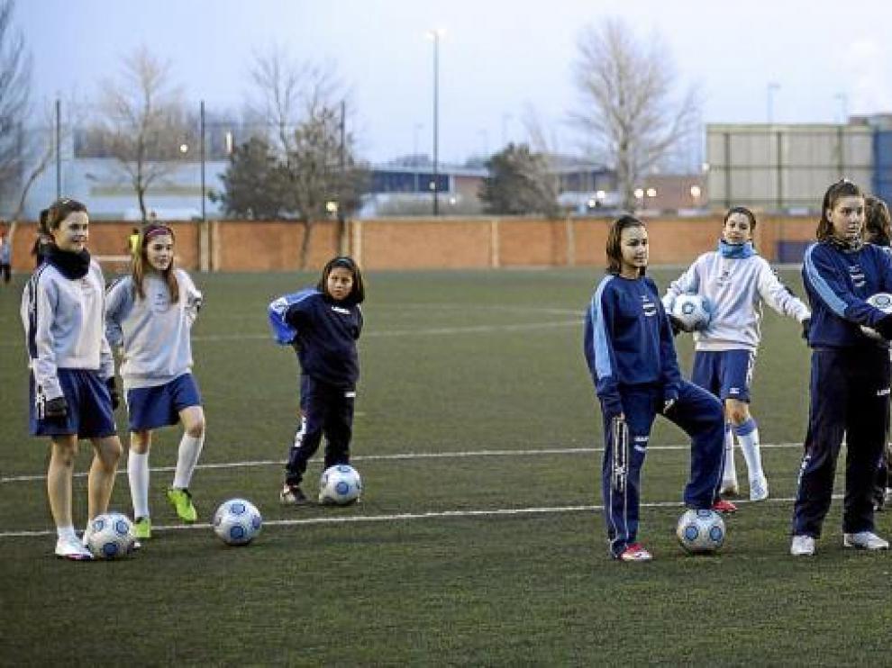 Las niñas de la Escuela del Prainsa Zaragoza durante el entrenamiento del pasado lunes en el Pedro Sancho.