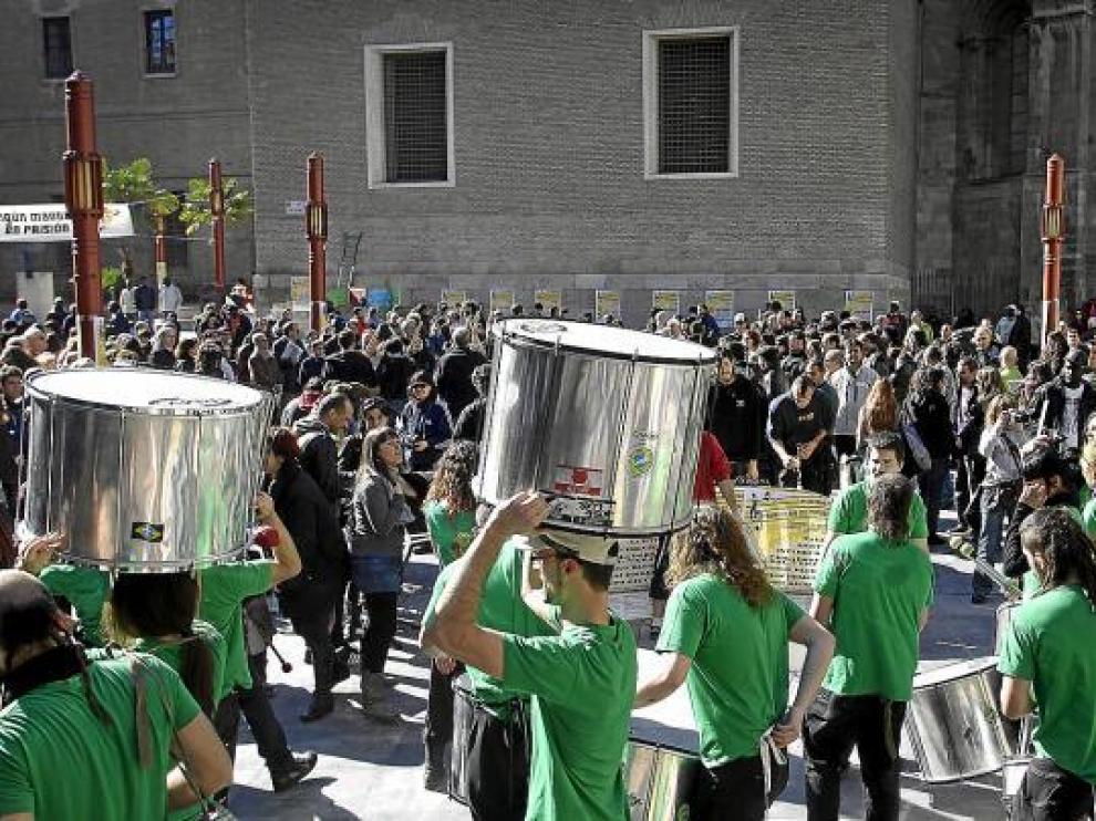 Los grupos de animación callejera llenaron de ritmo y música los alrededores de San Bruno