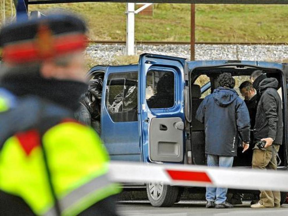 La Policía examina el coche en el que viajaban los etarras detenidos en Gerona.