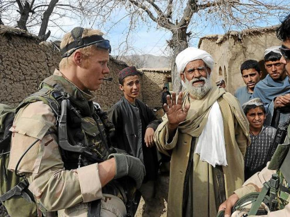 Soldados holandeses conversan con civiles afganos, en enero pasado en la provincia de Uruzgan