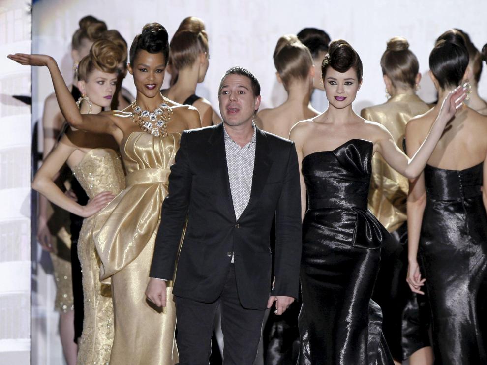 Hannibal Laguna posa con sus modelos al final de su desfile