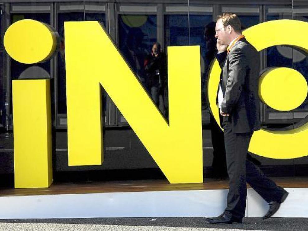 Un visitante de la Mobile World Congress pasa por delante de un cartel del evento.