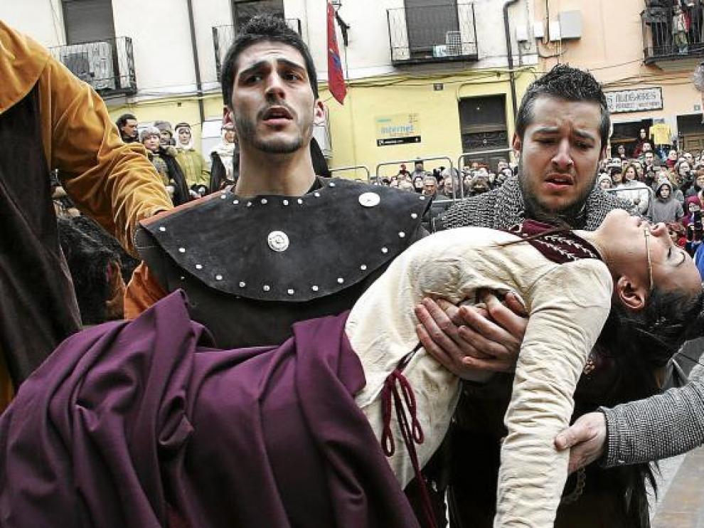 El cuerpo inerte de Isabel de Segura es portado por tres caballeros ante la mirada emocionada del público que abarrota la plaza de la Catedral