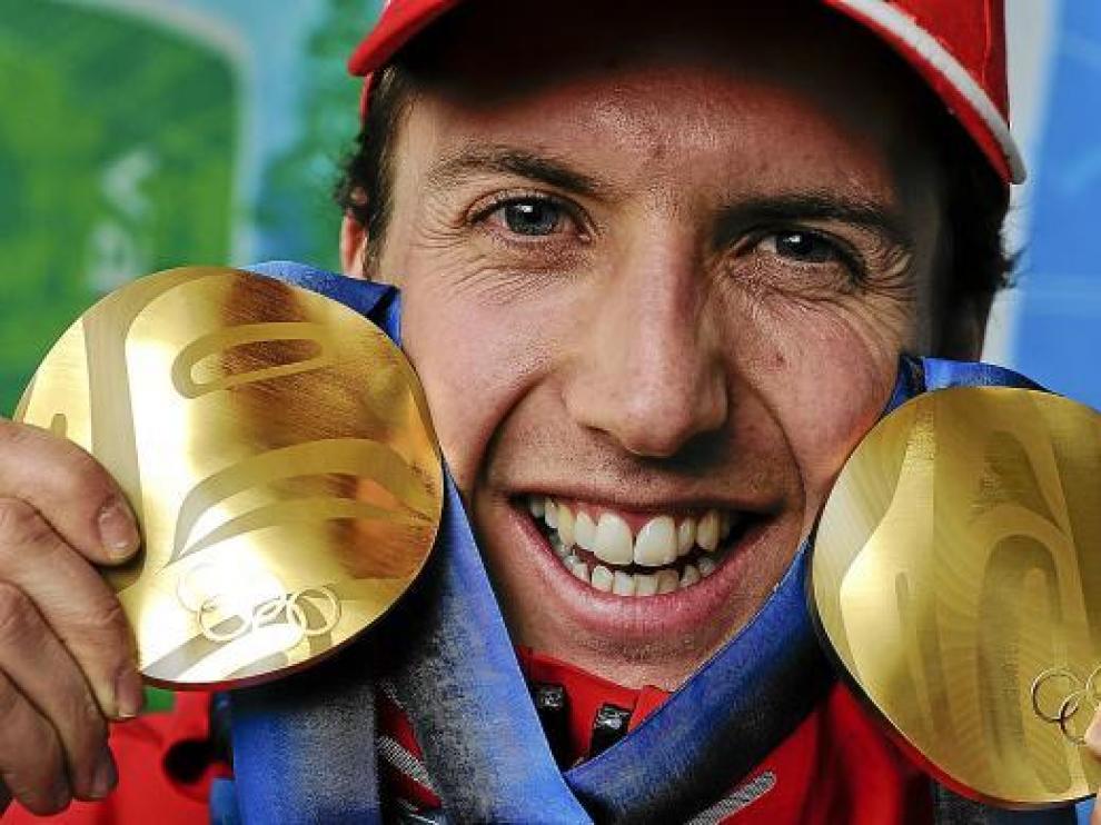Simon Ammann sonríe con las dos medallas de oro logradas en Vancouver