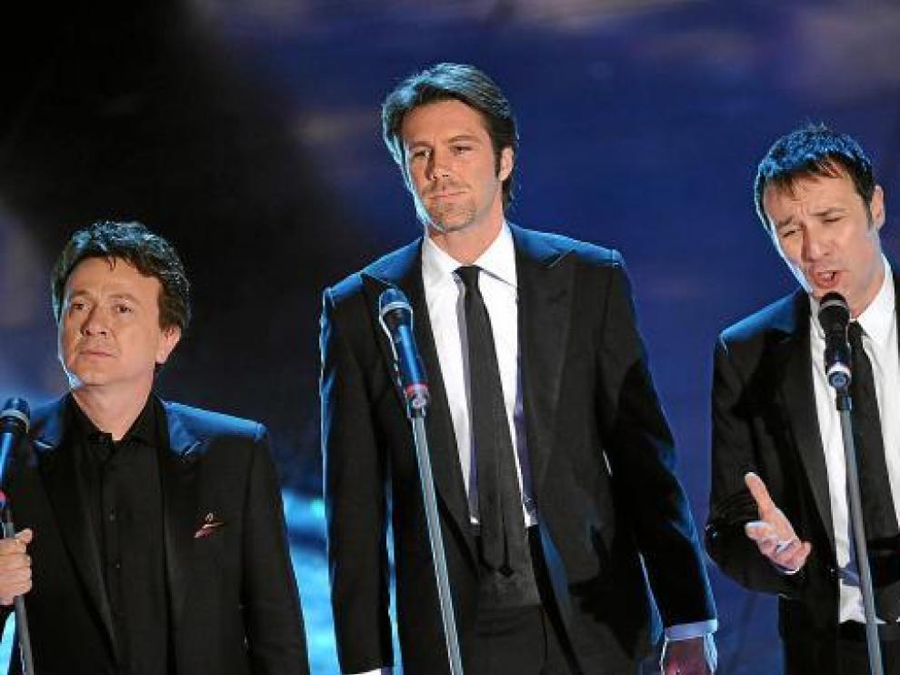 El cantante Pupo, el príncipe Manuel Filiberto y el tenor Luca Canonici, en Sanremo
