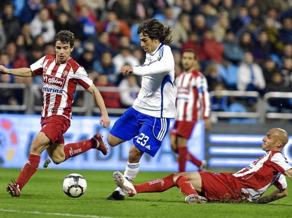 Leo Ponzio intenta superar a Matabuena en una de sus incorporaciones al ataque