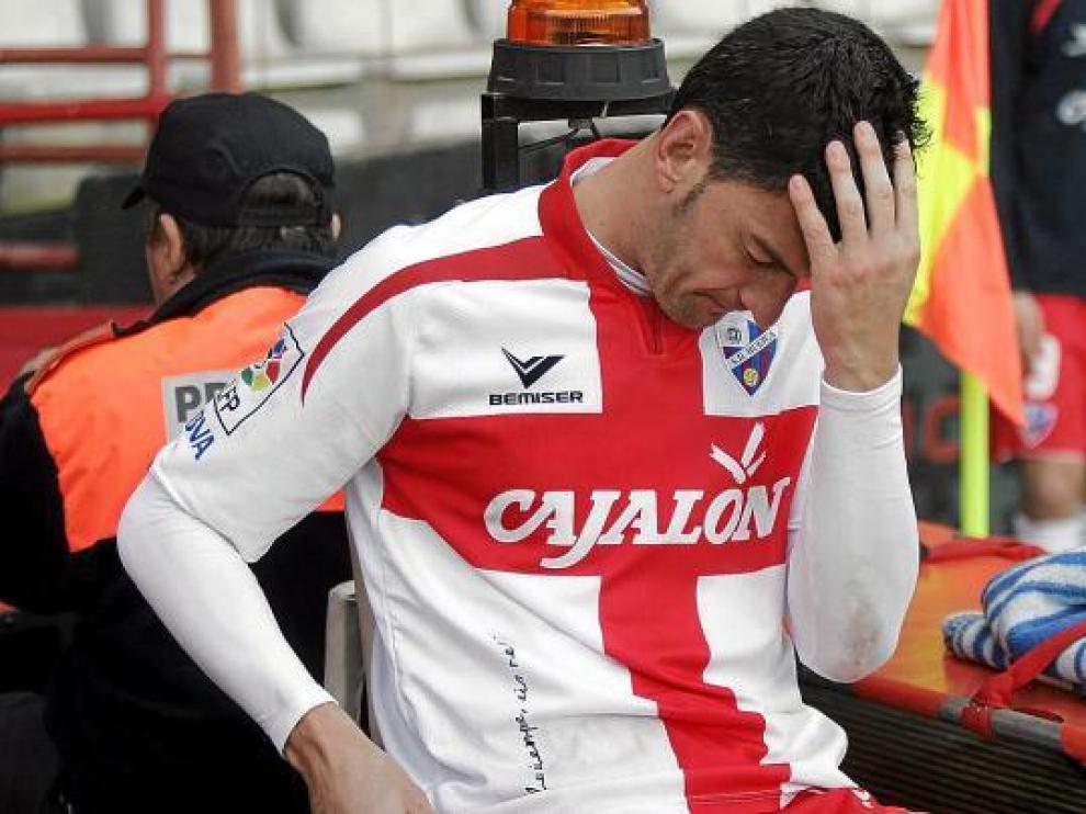 Corona se toca la cabeza momentos después de sufrir el golpe