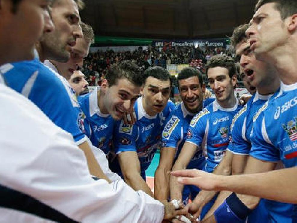 El equipo del Bre Banca Lannutti Cuneo se anima antes de un partido
